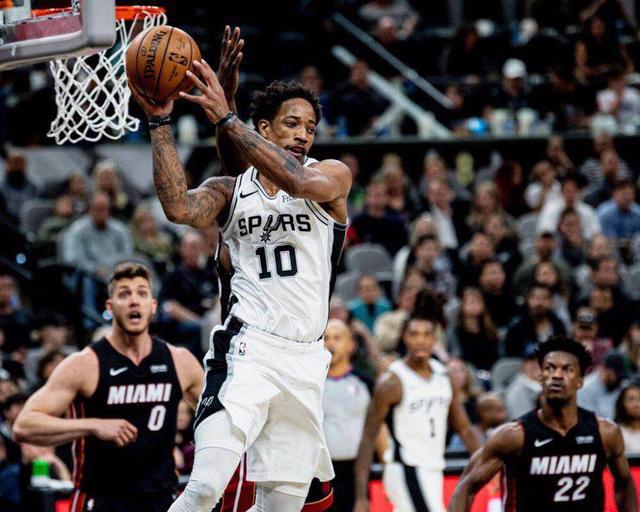  霍勒迪关键抢断雄鹿险胜篮网登顶东部